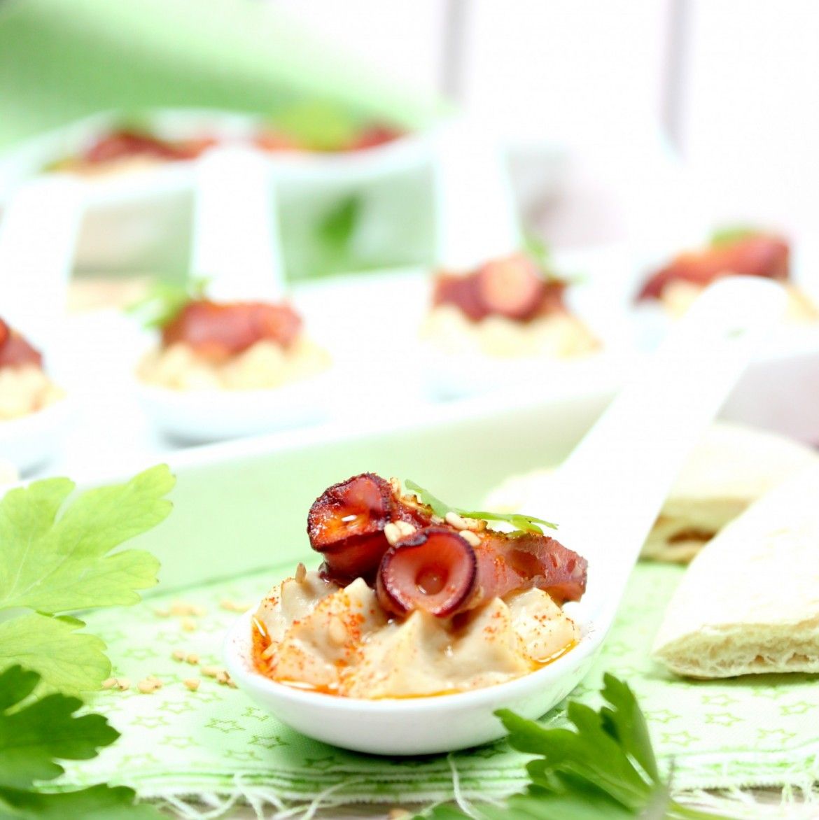 Bocados de Pulpo a la Miel sobre Humus